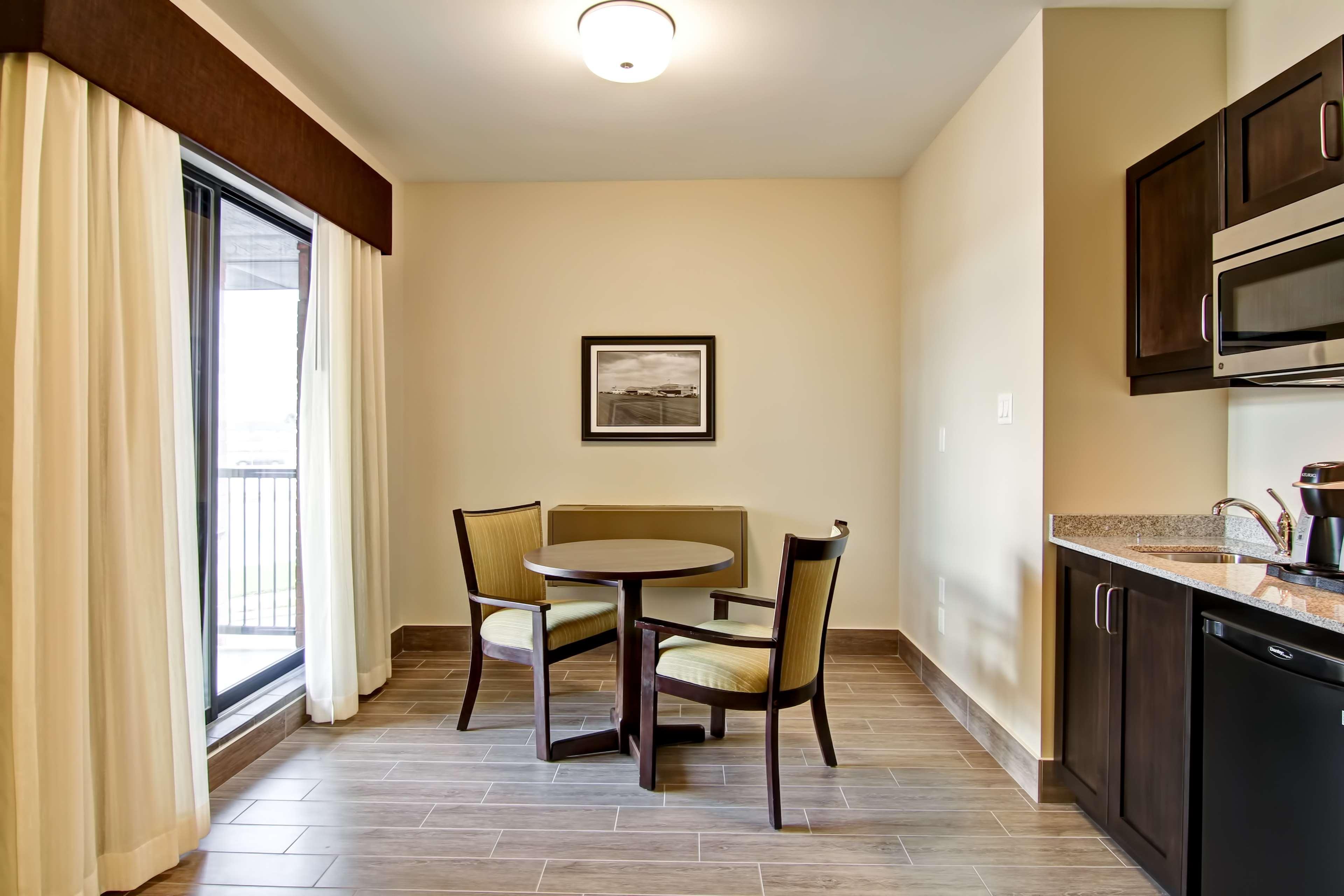 Best Western London Airport Inn & Suites Extérieur photo