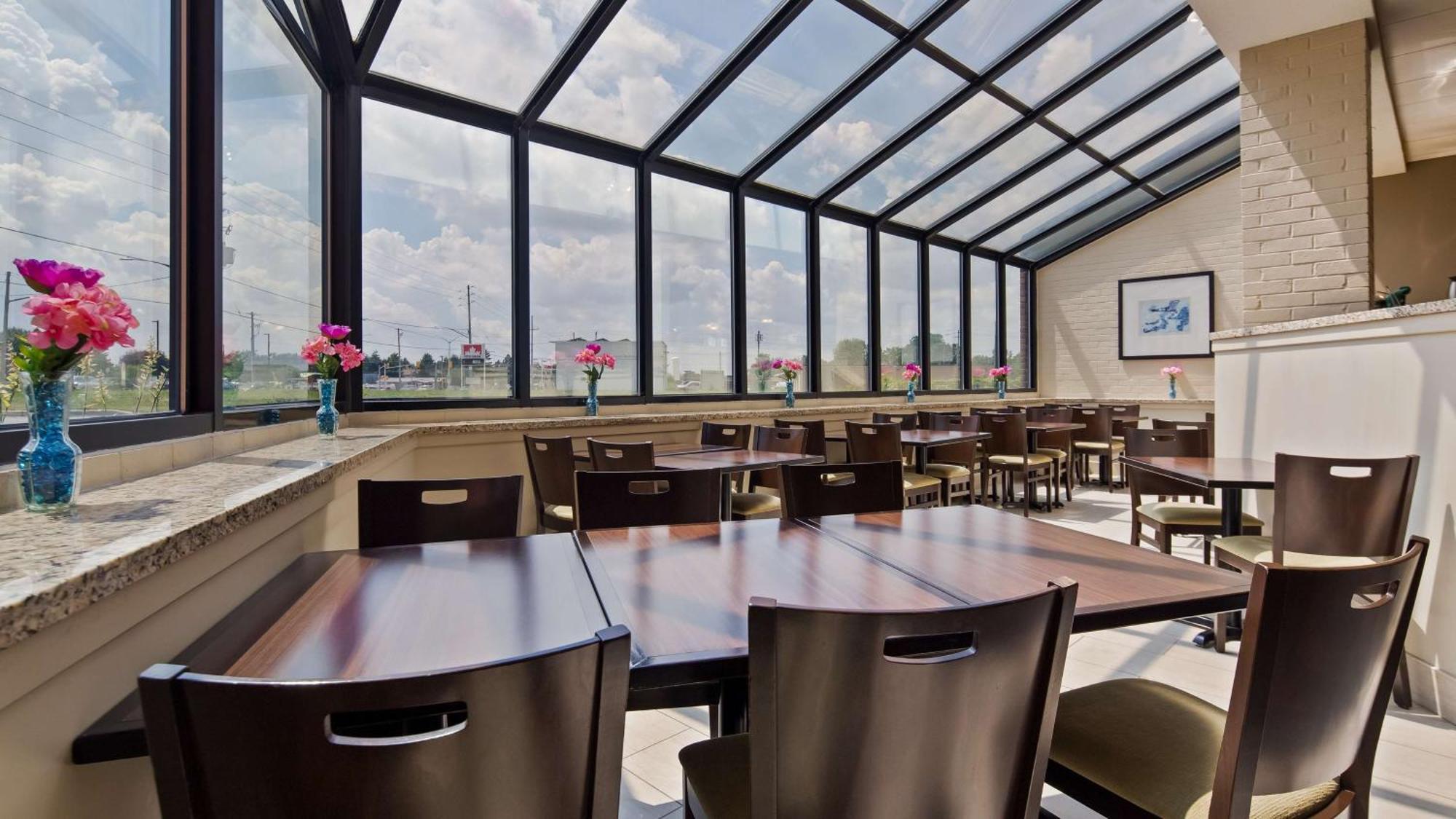 Best Western London Airport Inn & Suites Extérieur photo